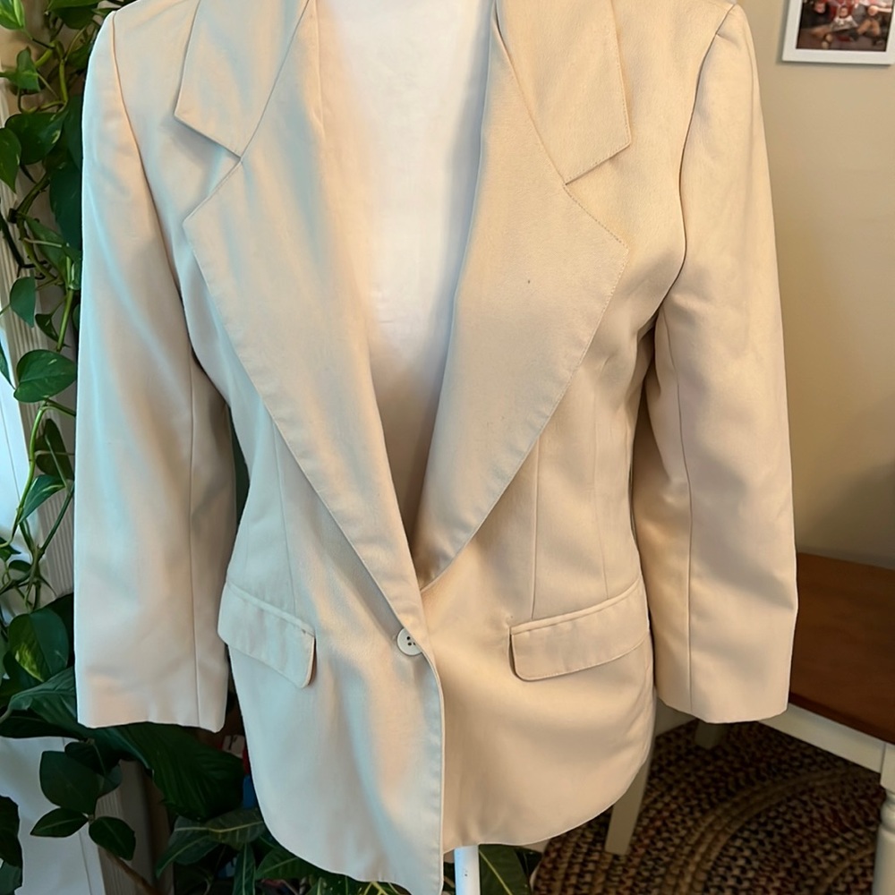 Tomboy polyester/rayon blazer/suit jacket. Cream color size 5